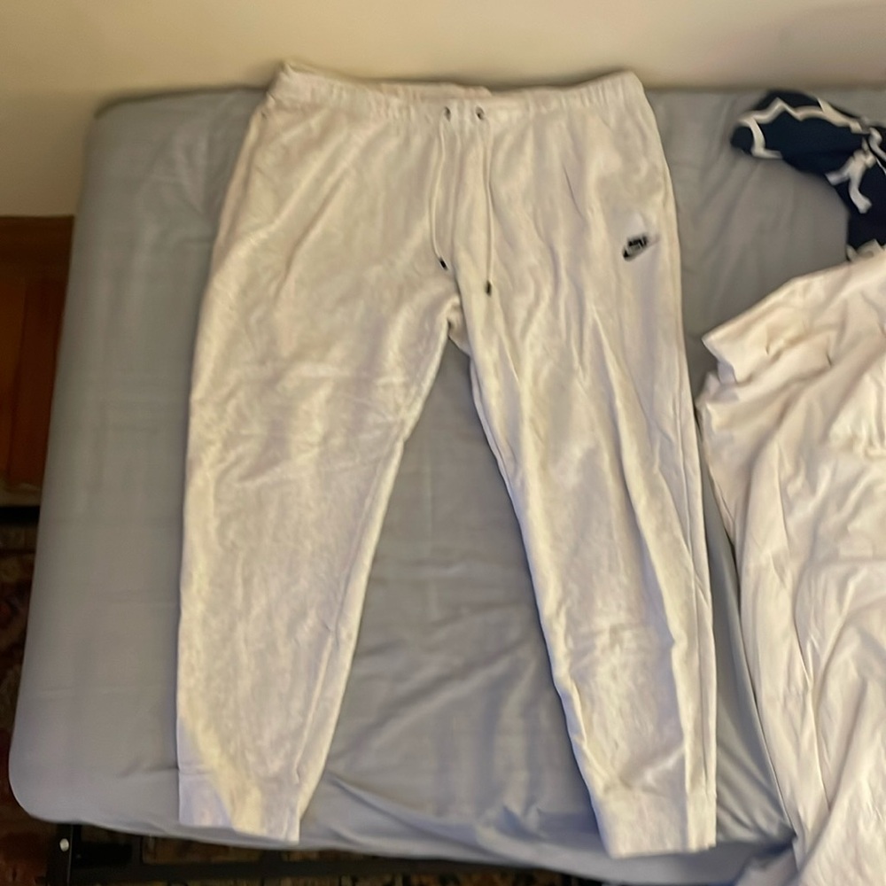 White nike sweats